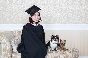 犬と一緒の卒業の記念写真