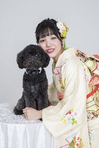 犬と二十歳の女性の写真